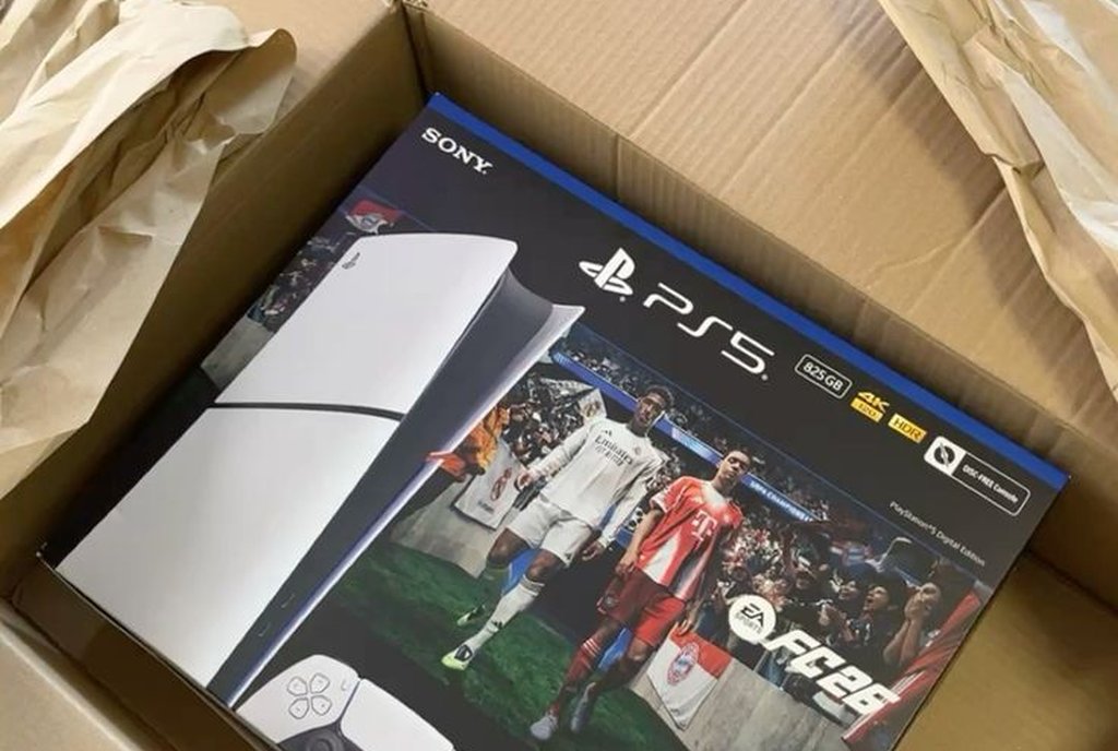 Caixa de papelão com um console PlayStation 5 e um jogo de futebol lacrados
