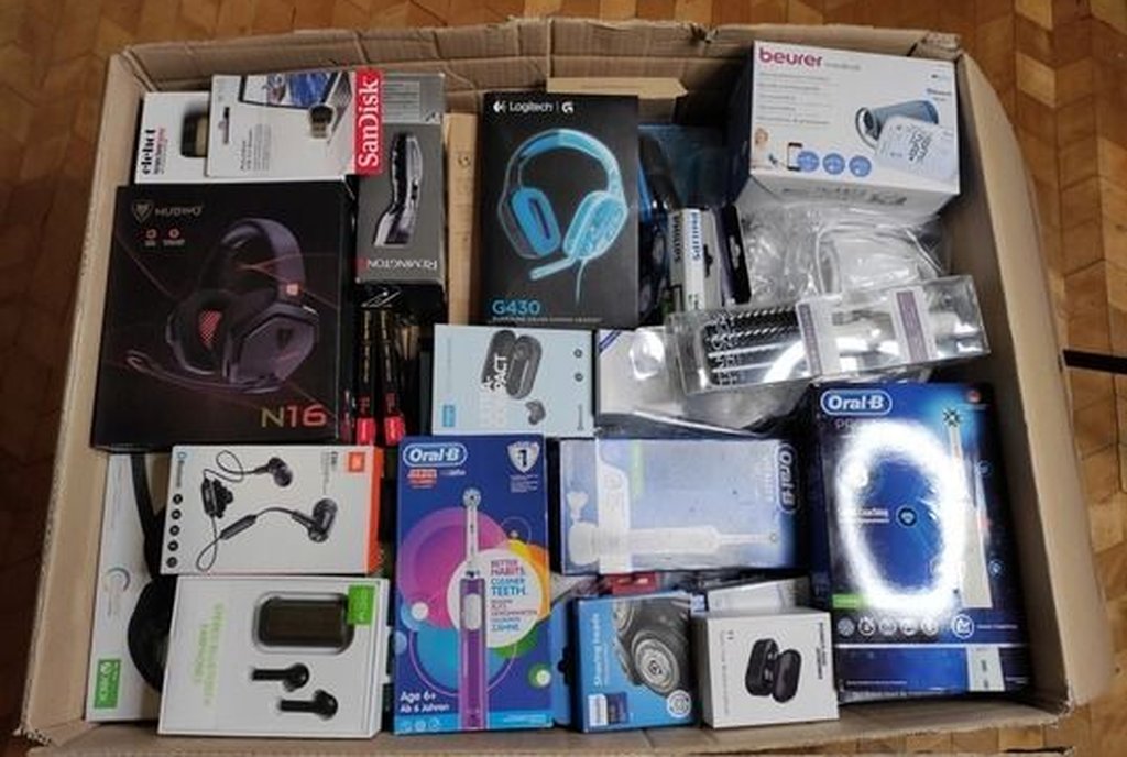 Caixa de papelão cheia de fones de ouvido, escovas elétricas e pequenos aparelhos lacrados